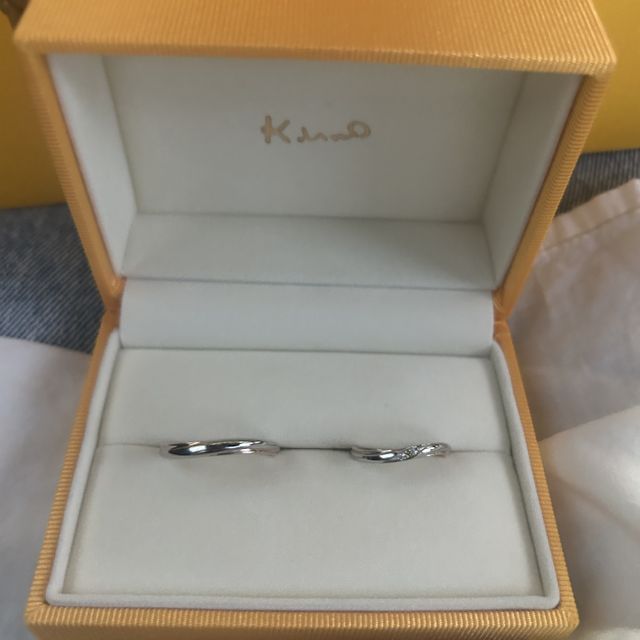 【ケイウノ ブライダル(K.UNO BRIDAL)の口コミ】 2人の思い出から連想するものを指輪の裏側に刻印してもらいました。
指輪…