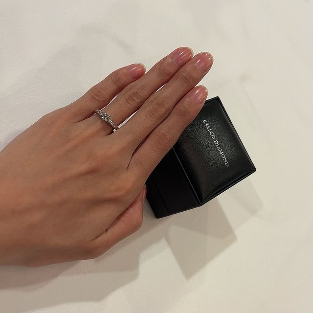 【エクセルコダイヤモンド(EXELCO DIAMOND)の口コミ】 指輪をつけてみると、指の根元が細い私でも不思議と傾くことなく、まっす…
