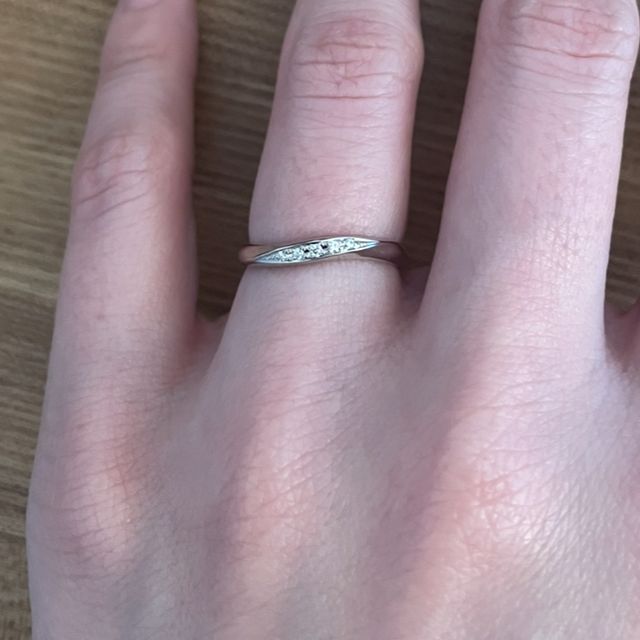 【銀座ダイヤモンドシライシの口コミ】 太すぎず細すぎず、派手でもなければ地味でもないデザインを探しておりこ…
