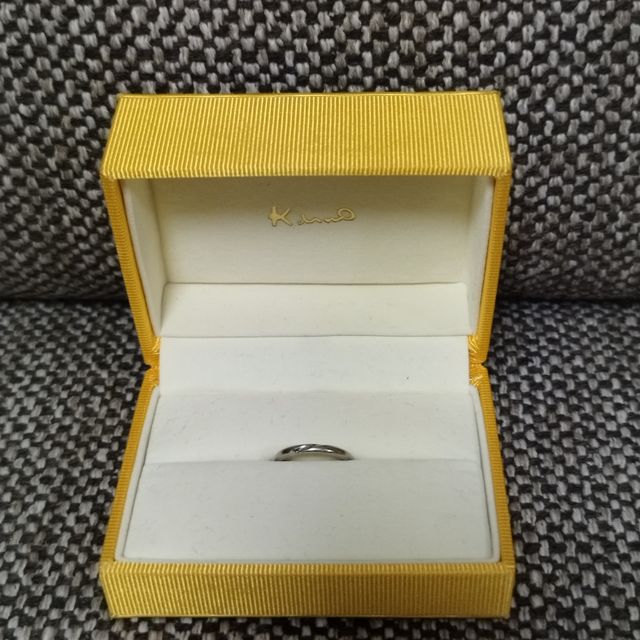 【ケイウノ ブライダル(K.UNO BRIDAL)の口コミ】 婚約指輪と重ね付けした際、ぎらぎらになりすぎないよう、結婚指輪の表面…