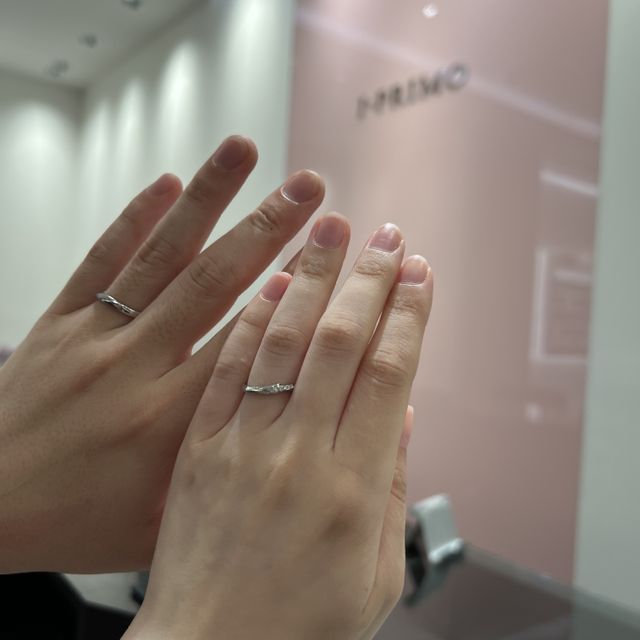 【アイプリモ(I-PRIMO)の口コミ】 女性の方はダイヤのところが華やかでとても綺麗です。
形もウェーブになっ…