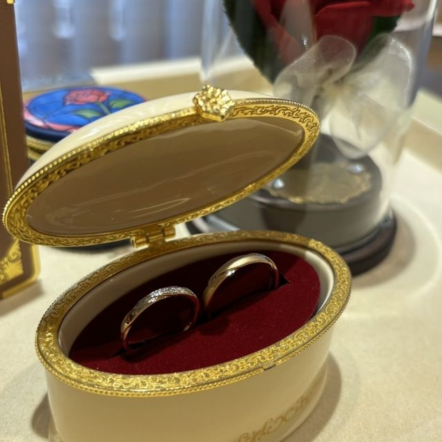 【Beauty and the Beast(ディズニー美女と野獣)の口コミ】 シルバーとゴールドが上下分かれている為、
ひっくり返して指輪を着用する…
