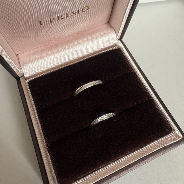 【アイプリモ(I-PRIMO)の口コミ】 婚約指輪は別のブランドで購入したものですが、重ね付けをしたときに綺麗…
