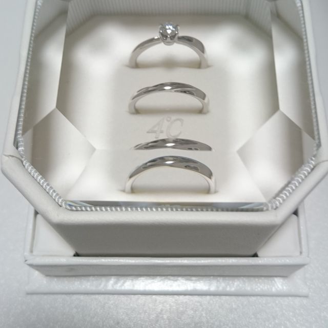 【4℃ BRIDAL(ヨンドシーブライダル)の口コミ】 指がきれいに見えること、そしてダイヤが主張しすぎずシンプルなデザイン…