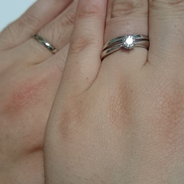 【4℃ BRIDAL(ヨンドシーブライダル)の口コミ】 指がきれいに見えること、そしてダイヤが主張しすぎずシンプルなデザイン…