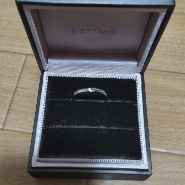 【アイプリモ(I-PRIMO)の口コミ】 シンプルめのデザインだが、手の甲側にウェーブ状の模様が刻まれていてア…