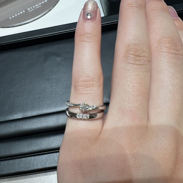 【ラザール ダイヤモンド(LAZARE DIAMOND)の口コミ】 この指輪は、3面にダイヤモンドが施されているため、どの角度から見てもキ…