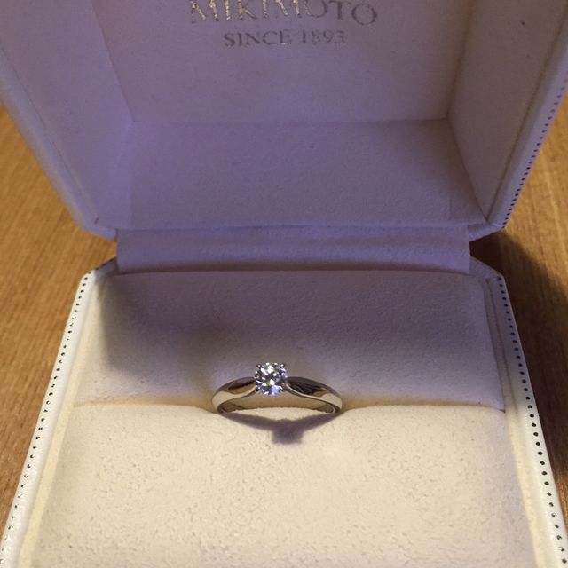 【MIKIMOTO(ミキモト)の口コミ】 太い指がコンプレックスだったのですがこちらの婚約指輪はリング部分に入…