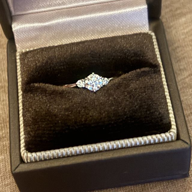 【アイプリモ(I-PRIMO)の口コミ】 箱に入ってる状態でも映えるデザインだと思います。
プロポーズの際に箱を…