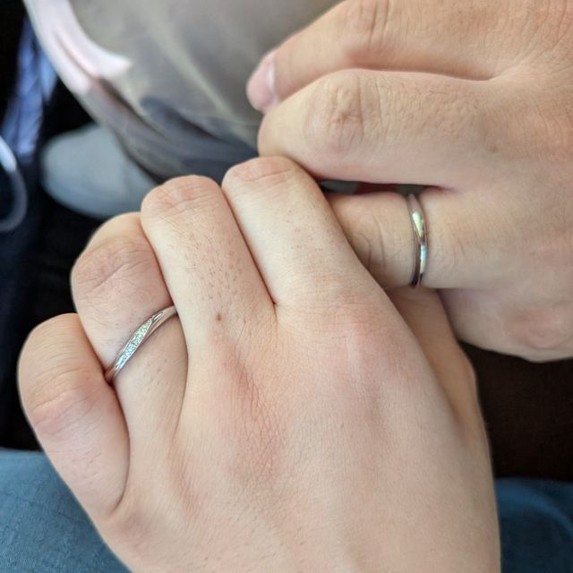 【ケイウノ ブライダル(K.UNO BRIDAL)の口コミ】 シンプルなデザインでカーブにダイヤモンドを並べた意匠になっています。…