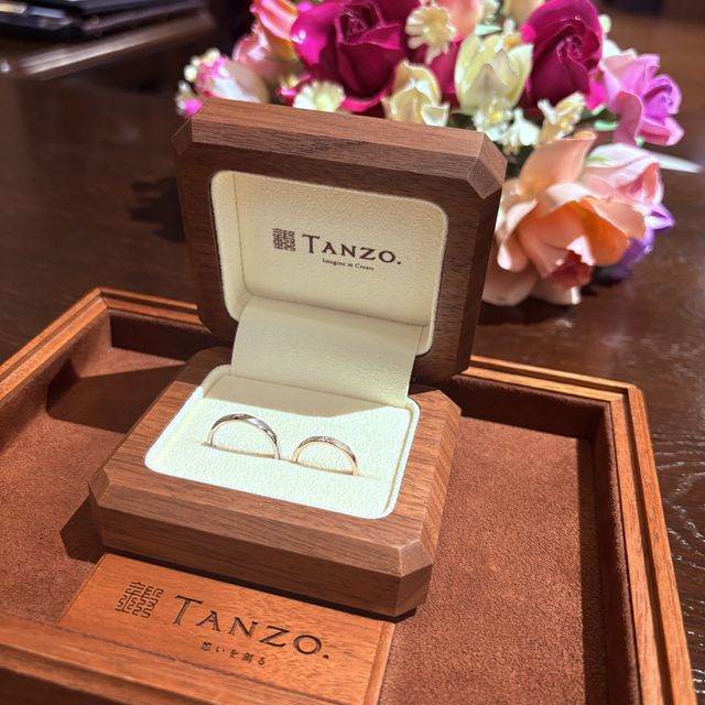 【TANZO.(鍛造指輪)の口コミ】 指輪のデザインについて、斜めの少し凹ませた部分にマット加工がされてお…