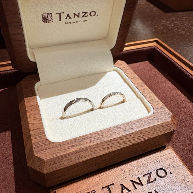 【TANZO.(鍛造指輪)の口コミ】 細かいダイヤが散りばめられており、光の反射でキラキラ輝いて綺麗です。…