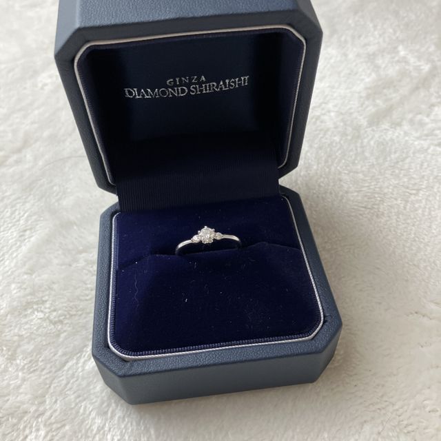 【銀座ダイヤモンドシライシの口コミ】 ゆるいV字の形状になっていて、指が長く見える。また、真ん中のダイヤモン…