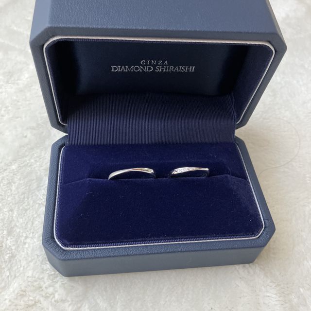 【銀座ダイヤモンドシライシの口コミ】 シンプルながらも上品なデザインで、毎日身につけたくなる結婚指輪です。…