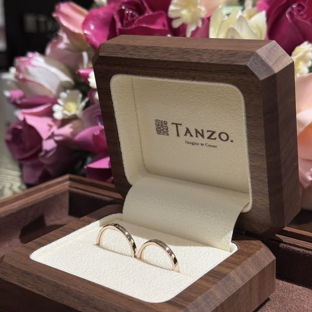 【TANZO.(鍛造指輪)の口コミ】 面取り加工が光に照らされた際の反射がとても美しいです。
色はシルバー、…