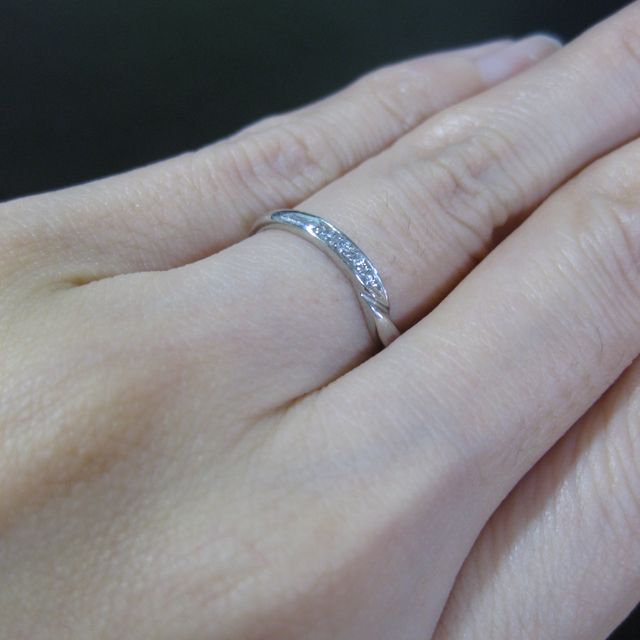 【ジュエリーツツミ(JEWELRY TSUTSUMI)の口コミ】 直線的ではない柔らかい曲線を用いたデザインが一番の購入のポイントです…