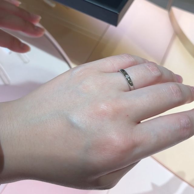 【ティファニー(Tiffany & Co.)の口コミ】 プラチナでストレートの指輪を探してました。一粒ダイヤだと、輝きが物足…