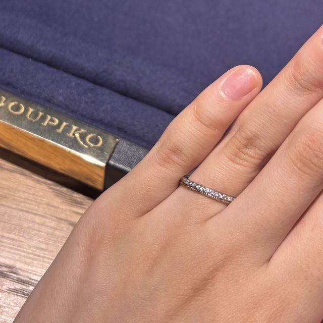 【LOVE NOTESの口コミ】 ダイヤモンドの部分とミル打ちの部分で2色展開されているデザインが気に入…