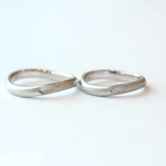 【ith(イズ)の口コミ】 2人とも動きのあるデザインが好みでした。また、職人さんの手仕事を感じら…