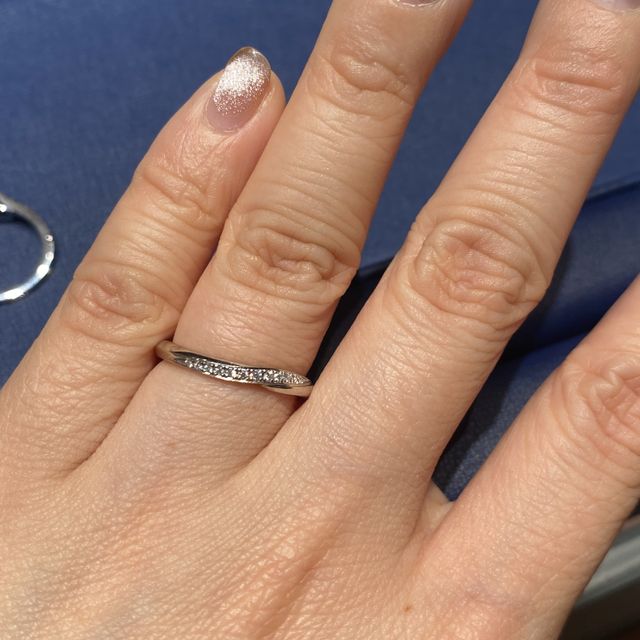 【銀座ダイヤモンドシライシの口コミ】 こちらの指輪もデザインが可愛くすてきでしたが
自分の指が太短く、ふっく…