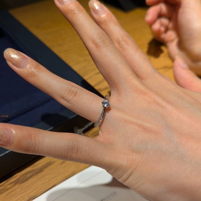 【PORTADA(ポルターダ)の口コミ】 指輪の自然なウェーブの上にダイヤモンドが散りばめられていて上品な輝き…
