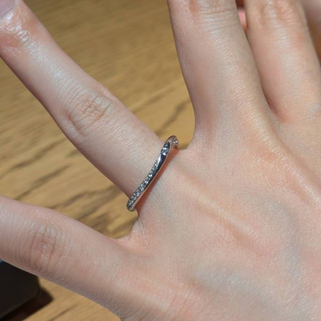 【PORTADA(ポルターダ)の口コミ】 細めのウェーブがねじられたデザインで、ねじり部分の左右にダイヤモンド…