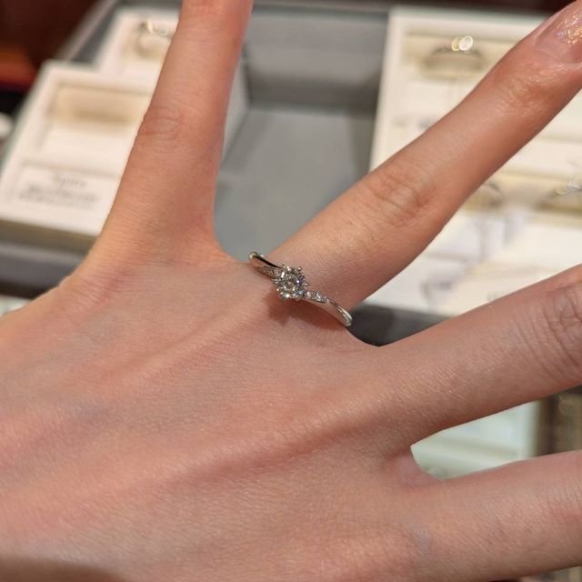 【ケイウノ ブライダル(K.UNO BRIDAL)の口コミ】 ダイヤモンドを左右から包み込むようなデザインが、パッと見た瞬間におし…