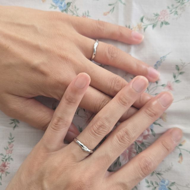 【アイプリモ(I-PRIMO)の口コミ】 【デザインについて】
シンプルで合わせやすいので、婚約指輪を重ねてつけ…