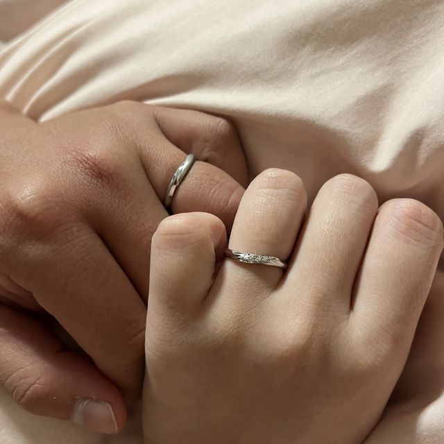 【アイプリモ(I-PRIMO)の口コミ】 女性用リングは斜めにダイヤが入ってるので指が細く見える。且つさりげな…