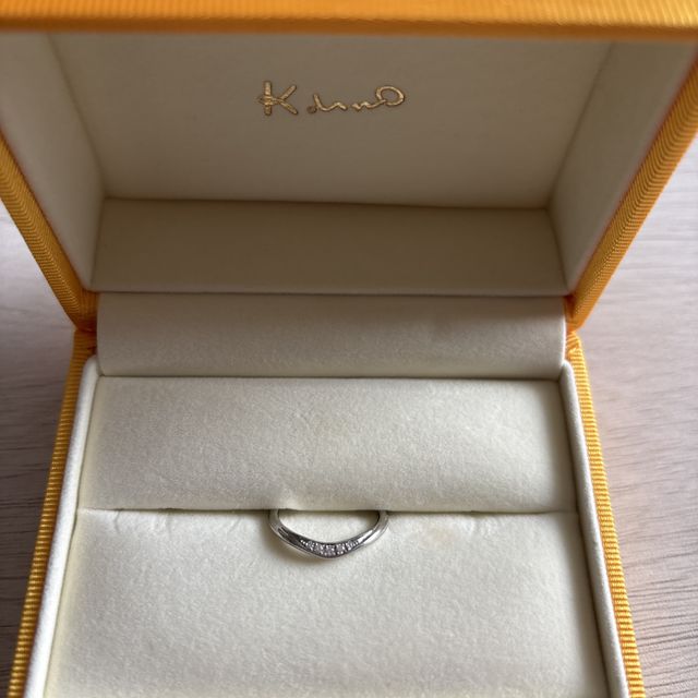 【ケイウノ ブライダル(K.UNO BRIDAL)の口コミ】 V字で婚約指輪にフィットして、とても可愛いです！
煌びやかすぎず、気に…
