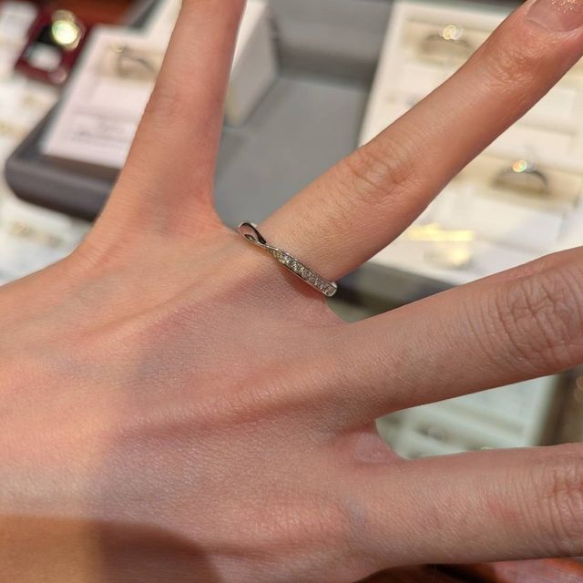 【ケイウノ ブライダル(K.UNO BRIDAL)の口コミ】 中央でねじられた、くびれのようなデザインがとてもおしゃれです。くびれ…