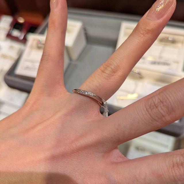 【ケイウノ ブライダル(K.UNO BRIDAL)の口コミ】 リングの形状は婚約指輪の重ねづけがしやすいデザインでありながら、ウェ…