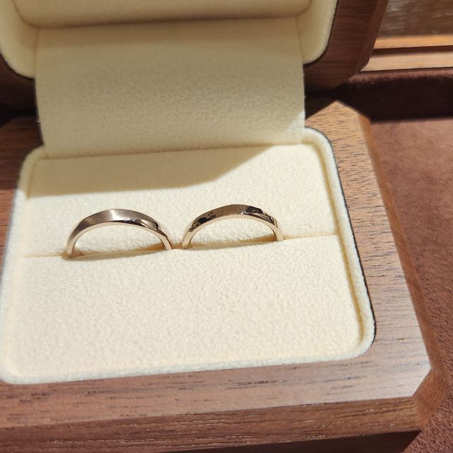 【TANZO.(鍛造指輪)の口コミ】 指輪のデザインは、同じ幅のラインで、それぞれ違う加工をいれてもらいま…
