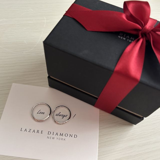 【ラザール ダイヤモンド(LAZARE DIAMOND)の口コミ】 目立ち過ぎず、でもダイヤモンドが光り綺麗。
婚約指輪と重ね付けすると更…