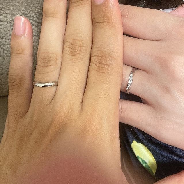 【宝寿堂(ほうじゅどう)の口コミ】 女性側の指輪はダイヤの数は程々、だけどしっかりと存在感を出していて指…