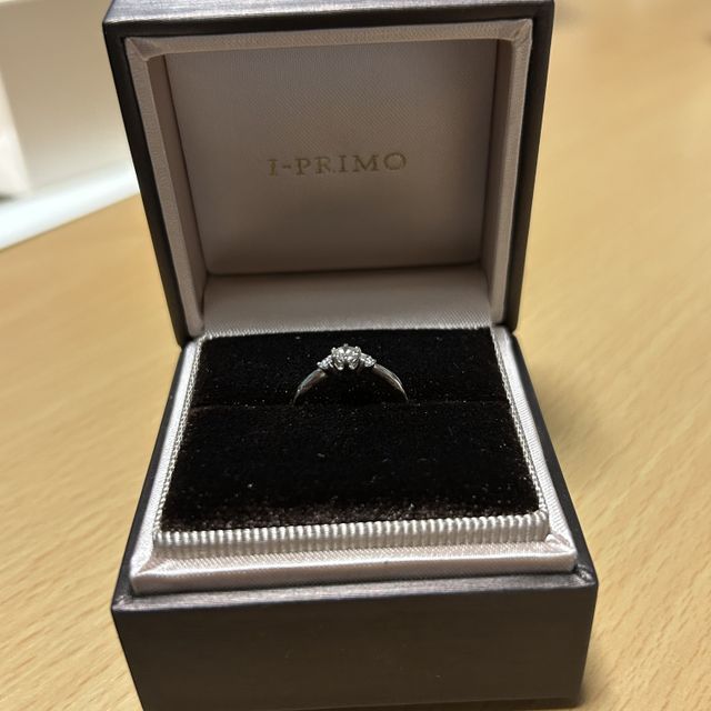 【アイプリモ(I-PRIMO)の口コミ】 指が細めなので、指輪も細めのデザインが良かったのですが、いい感じの細…