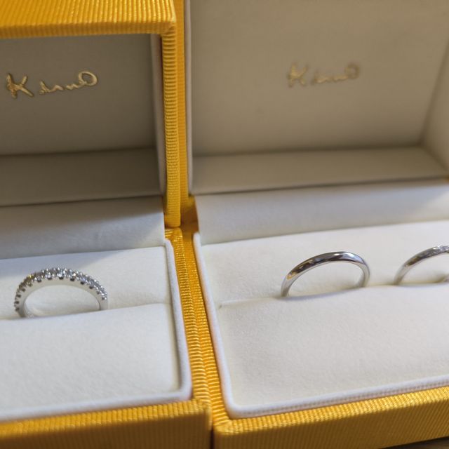 【ケイウノ ブライダル(K.UNO BRIDAL)の口コミ】 結婚指輪はシンプルなデザインです。カタチはウェーブタイプで、婚約指輪…