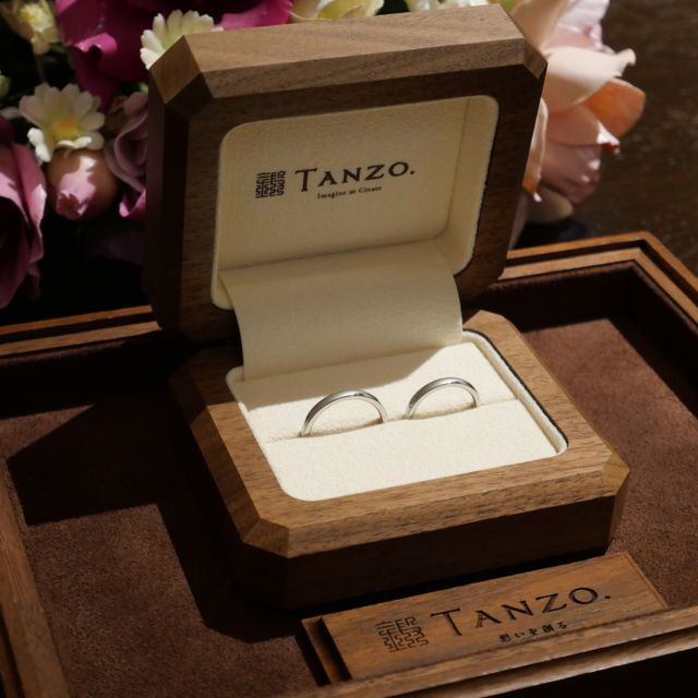 【TANZO.(鍛造指輪)の口コミ】 斜めのラインで表面加工を入れてもらうことで、2つの素材感を楽しめるよう…