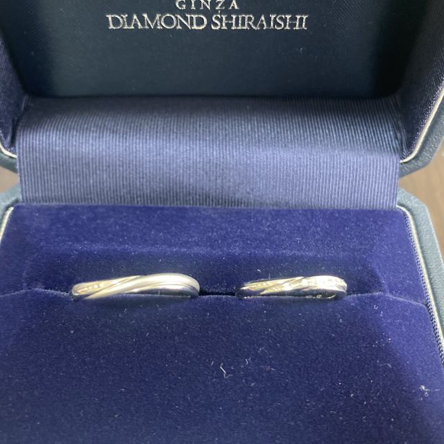 【銀座ダイヤモンドシライシの口コミ】 男性側はシンプルで、ウェーブのあるデザインに、一部艶消し加工を施して…