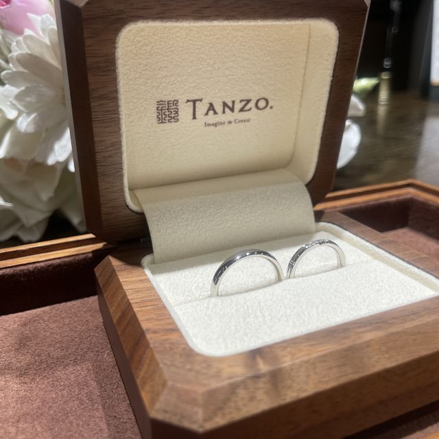 【TANZO.(鍛造指輪)の口コミ】 男性はシンプルなデザインで、女性はシンプルすぎず3石のダイヤが入ってい…