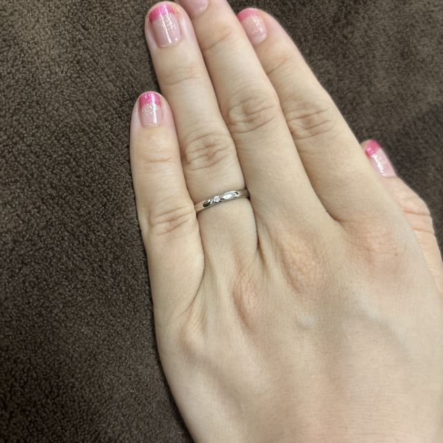 【エクセルコダイヤモンド(EXELCO DIAMOND)の口コミ】 指に馴染んで着用時も安心。
横からみたデザインもミル打ちされているから…