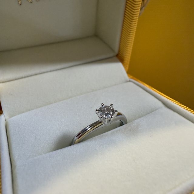 【ケイウノ ブライダル(K.UNO BRIDAL)の口コミ】 指が長く見えるV字の指輪で、プラチナだけでなくイエローゴールドのライン…