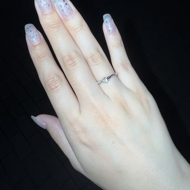 【銀座ダイヤモンドシライシの口コミ】 ダイヤモンドがとても輝いており、特別感を感じました。
ダイヤモンドを一…