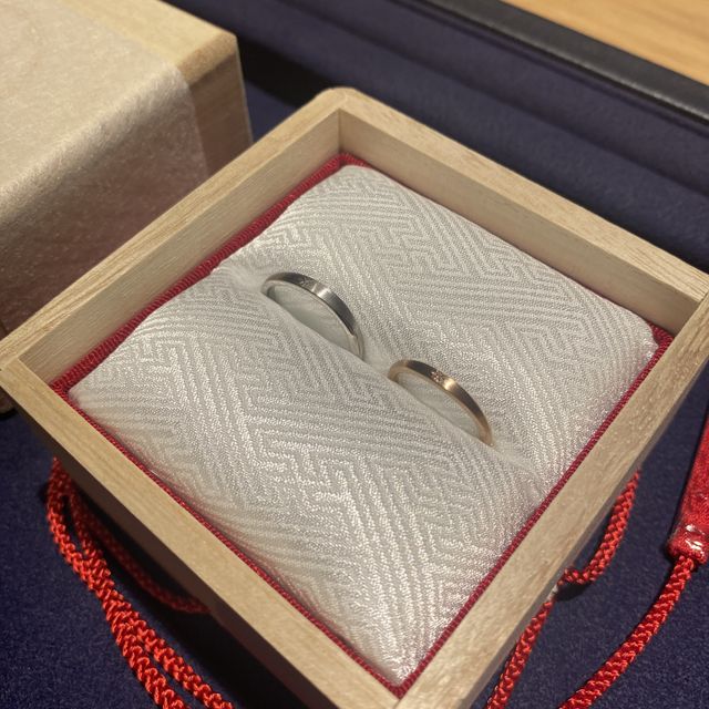 【TOMOE(トモエ)の口コミ】 シンプルなデザインにウェーブがかかっている点がとてもかわいいです。男…