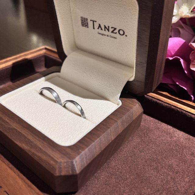 【TANZO.(鍛造指輪)の口コミ】 鍛造製法との事で結婚生活と共に長く寄り添ってくれる指輪であること。
ま…