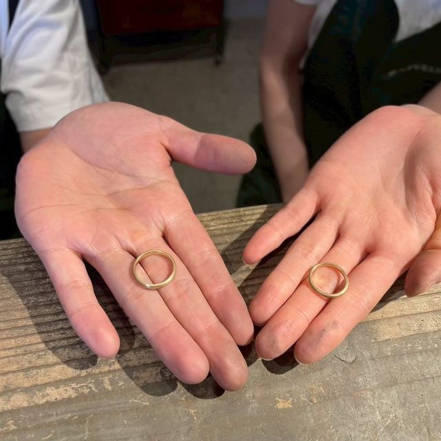 【鎌倉彫金工房の口コミ】 2人とも同じイエローゴールドで揃え、太さを変えました。(女2.0mm:男2.5mm…