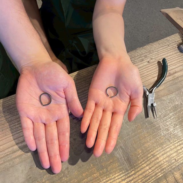 【鎌倉彫金工房の口コミ】 2人とも同じイエローゴールドで揃え、太さを変えました。(女2.0mm:男2.5mm…