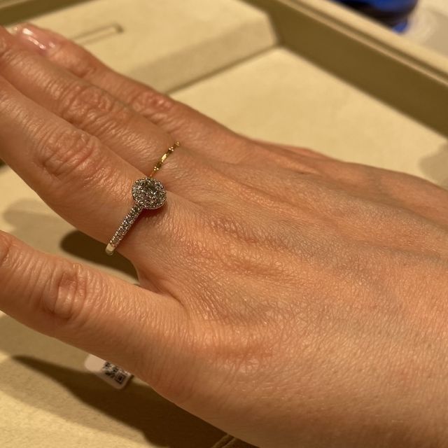 【和光ブライダルブティックギンザの口コミ】 デザインが特徴的です。中央の一粒ダイヤモンドの周りをメレダイヤモンド…