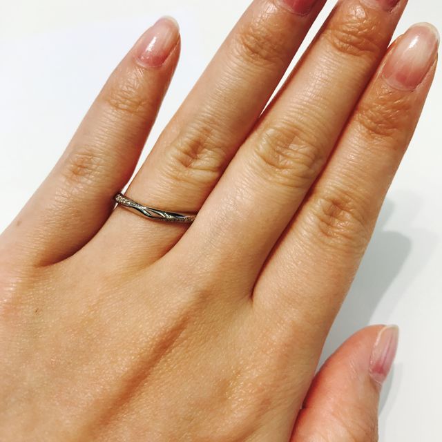 【CAFERING(カフェリング)の口コミ】 キラキラ感があって、でも派手じゃなく、指が綺麗に見える結婚指輪を探し…
