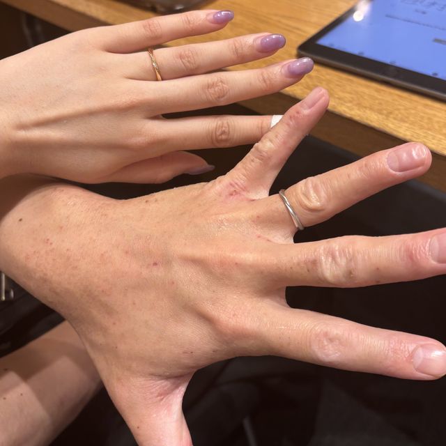 【PORTADA(ポルターダ)の口コミ】 シンプルなウェーブデザインに、中央のダイヤモンドがさりげなく輝く結婚…